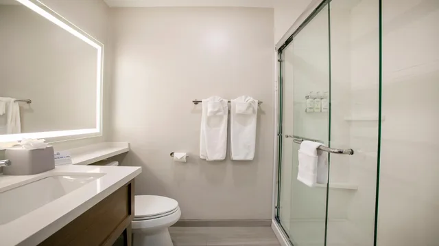 غرفة بسريرين مزدوجين بإطلالة على المسبح، Holiday Inn Express North Palm Beach Oceanview 2/2