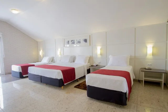 غرفة قياسية رباعية بسرير كوين وسريرين منفصلين، Hotel Confiance Prime Batel 2/3