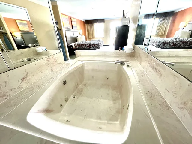 جناح بسرير كينج بحوض جاكوزي، Luxury Inn & Suites Liberty 9/9