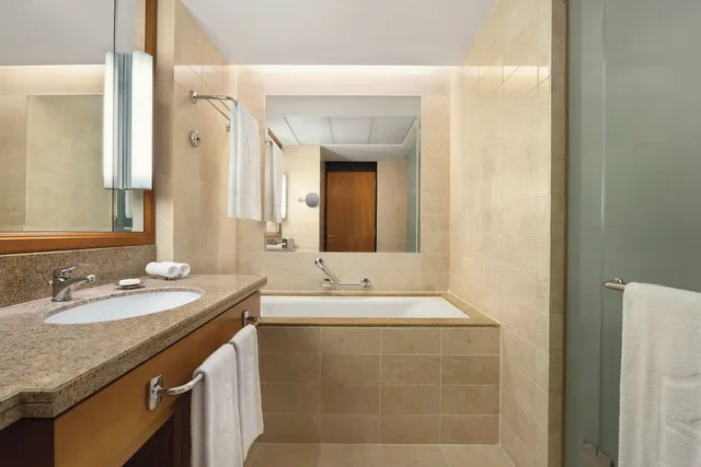 غرفة بسرير كينج بشرفة، Shangri-La Barr Al Jissah Resort and Spa - Al Waha 2/8