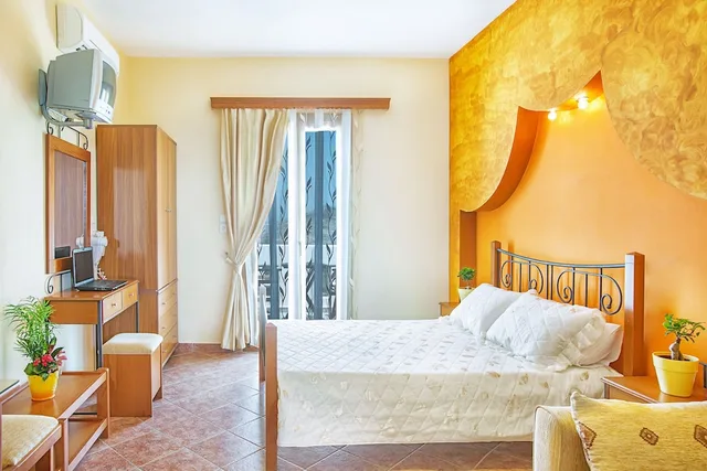 Studio, Twin Beds, Golden Sun 1/2