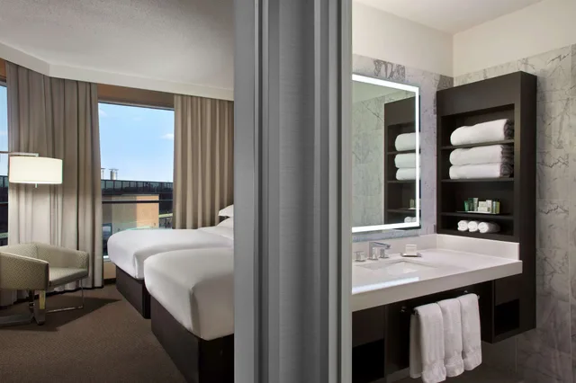 2 Bedrooms, Suite, 1 King or 2 Double Beds، Hilton Toronto Markham Suites Conference Centre Spa 4/5