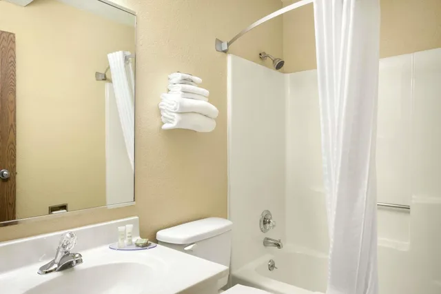 جناح استوديو بسرير كينج، Super 8 by Wyndham Fairview Heights-St. Louis 4/4
