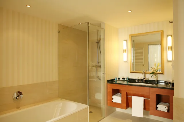 جناح جونيور بسرير كوين، Hotel Vier Jahreszeiten Starnberg 3/4