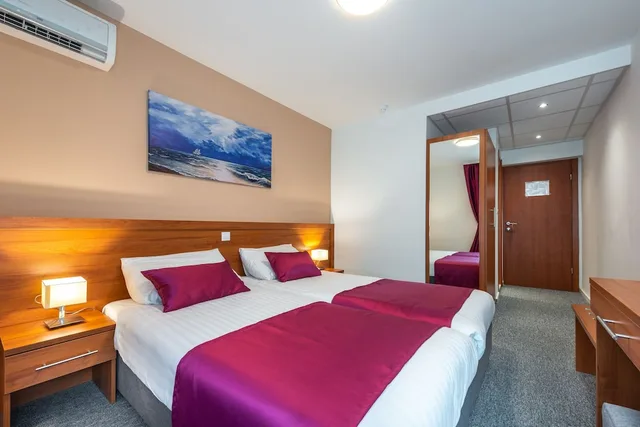 غرفة بسرير مزدوج أو سريرين منفصلين في الملحق، Hotel Komodor 1/5