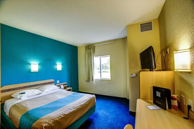 غرفة قياسية بسرير كوين، Motel6 Huntsville, ON 3/8
