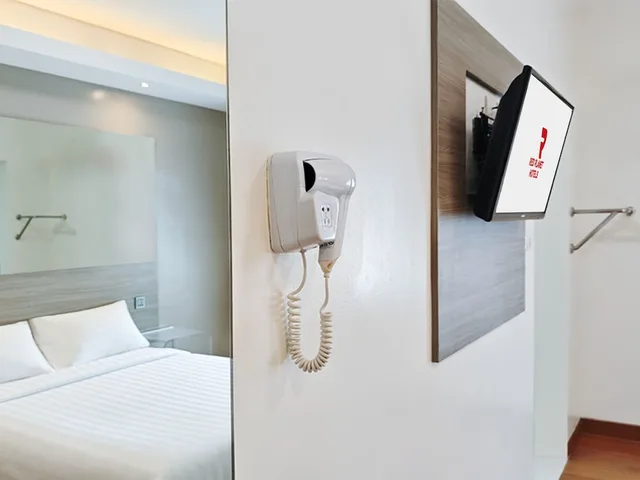 City, Queen Bed, Red Planet Cebu 5/9