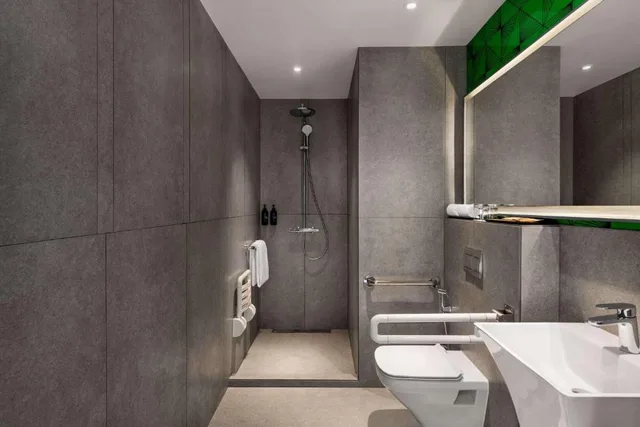 غرفة لذوي الإعاقة، Ramada Encore by Wyndham Bareilly Civil Lines 1/1