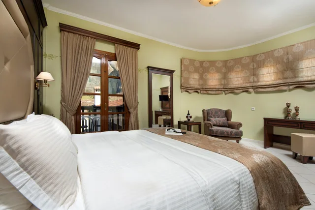 جناح، Hotel Kastraki 1/2