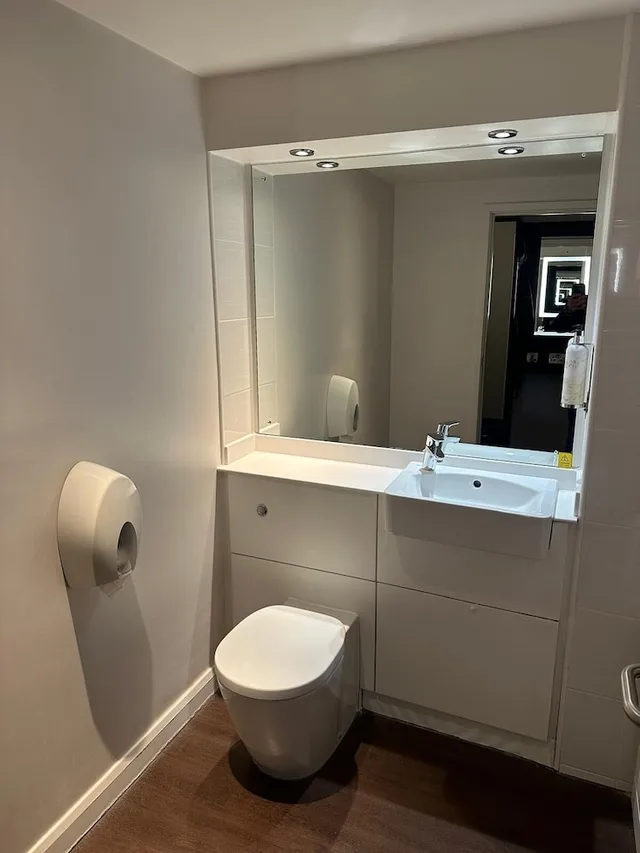 غرفة بريميير بسريرين منفصلين، Premier Inn Wirral (Two Mills) 3/3