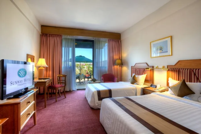 Deluxe, Twin Beds, Balcony, Sunway Hotel Phnom Penh 2/3
