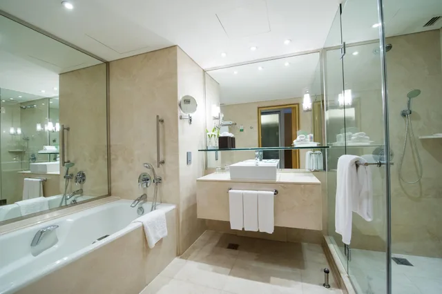 جناح بريميوم بسرير كينج، Holiday Inn Bangkok Silom 5/5