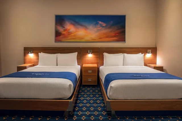 Room, Double Queen, Atrium View، Harborside Inn Of Boston 2/6