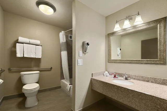 جناح استوديو ديلوكس بسرير كينج، Red Lion Inn & Suites Houston IAH Airport 8/10
