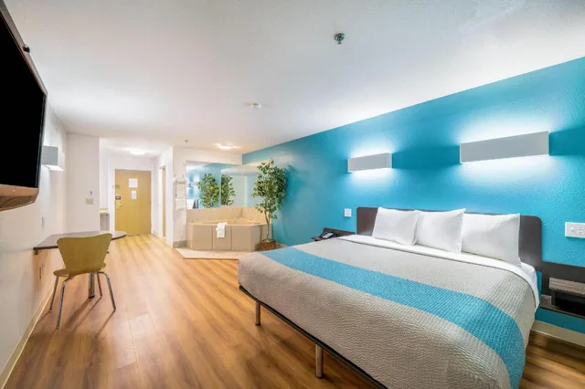 غرفة بسرير كينج بمطبخ للمدخنين، Motel6 Decatur, TX 5/8