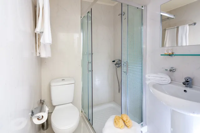 غرفة بسريرين منفصلين بإطلالة على الحديقة، Elounda Akti Olous Hotel - Adults Only 3/4