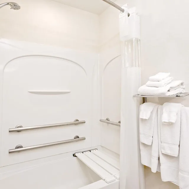 غرفة بسريرين كوين بحوض استحمام لذوي الإعاقة، Microtel Inn & Suites by Wyndham Middletown 5/5