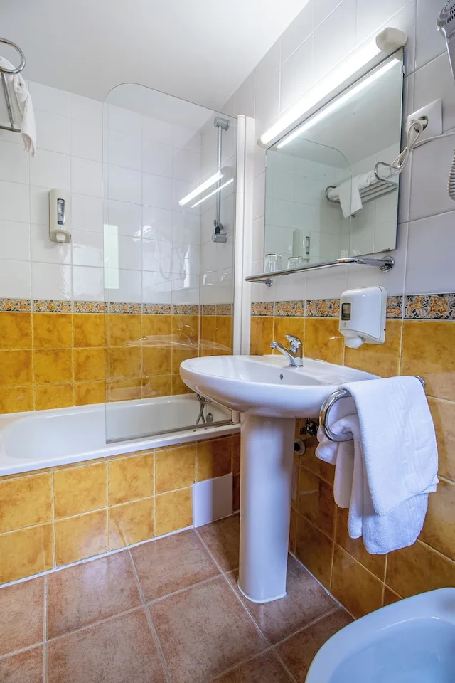 غرفة عائلية بسرير مزدوج مع أريكة، Hostal Rio Ara Bellosta 8/8