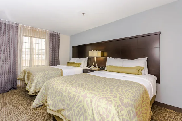 جناح، Staybridge Suites Grand Forks 1/4