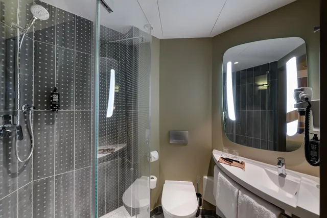 غرفة عائلية بسرير مزدوج وسرير فردي، Ibis Regensburg Zentrum 9/10