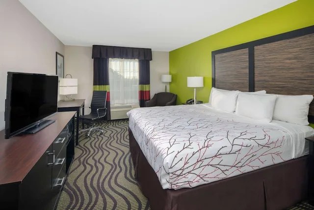 غرفة بسرير كينج لذوي الإعاقة، La Quinta Inn by Wyndham Calhoun South I-75 1/5