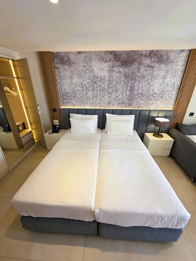 غرفة بريميوم بسريرين منفصلين بإطلالة على البحر، The New Mediteran Hotel Villa Edition 1/10