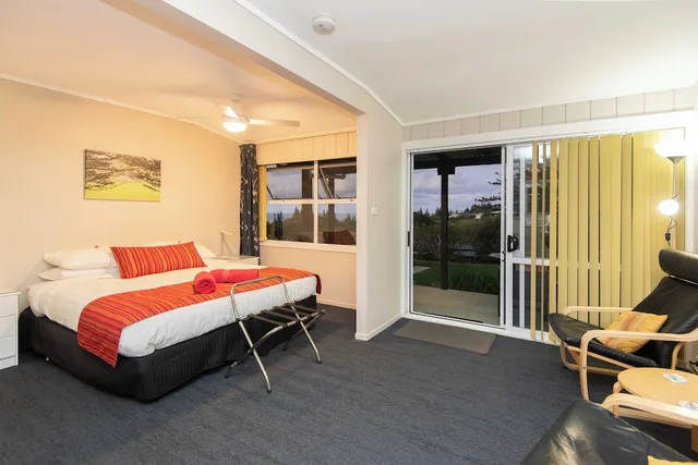 Studio, King Bed, Cascade Garden Apartments 1/4