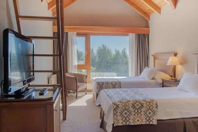 Family, Queen and Twin Beds, Partial Lake View، Cacique Inacayal Lake & Spa Hotel 4/4