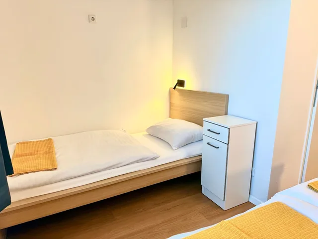 غرفة ثلاثية بسرير مزدوج وسرير فردي، A T Holiday Hostel Wien 2/7