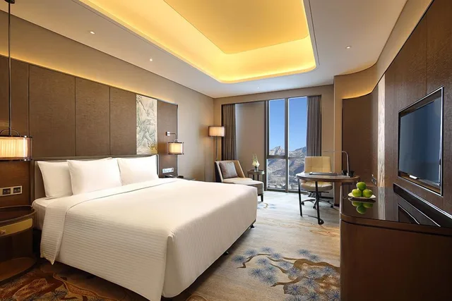 غرفة ديلوكس بسرير كينج بإطلالة على الجبل، Wanda Realm Taian 2/8
