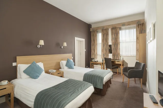 غرفة بسريرين منفصلين بإطلالة على البحر، Norbreck Hotel 4/6