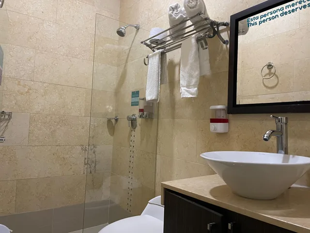 جناح جونيور، Hotel Bolivariana Plaza 4/6