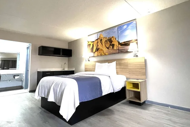 Efficiency, Queen Bed، Days Inn by Wyndham Salina South 1/10
