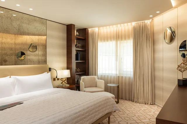 Premium, Suite, Le Meridien Dubai Hotel and Conference Centre 3/8