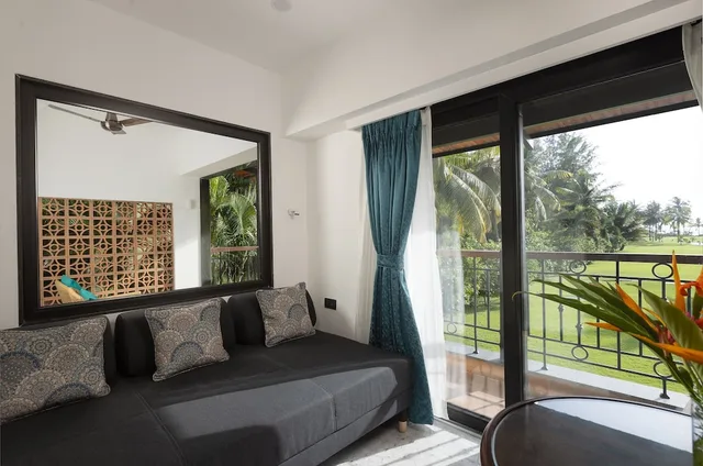جناح جونيور بسرير كوين بإطلالة على المسبح مع أريكة مع دخول صالة النادي، Kenilworth Resort and Spa Goa 1/5
