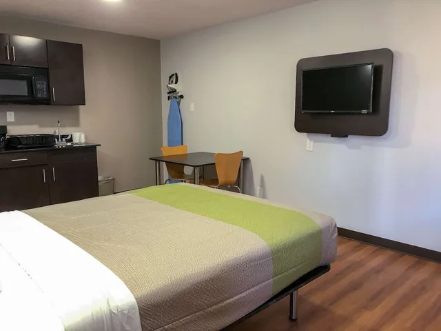 غرفة ديلوكس بسرير كوين بمطبخ صغير، Studio6 Wichita, KS Airport 2/5