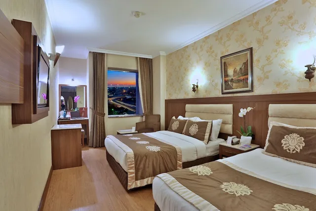 غرفة قياسية بسرير مزدوج وسرير فردي، Grand Hilarium Hotel 1/10