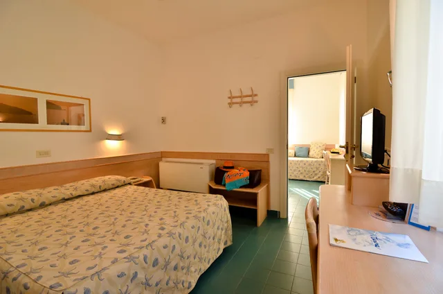 غرفة ثلاثية بسرير كوين وسرير فردي، Aurora Hotel & Suites Sul Mare 1/8