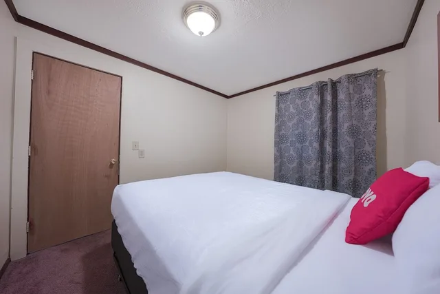 2 Bedrooms, Suite, 2 Queen Beds, OYO Hotel Portland OR near Airport 4/6