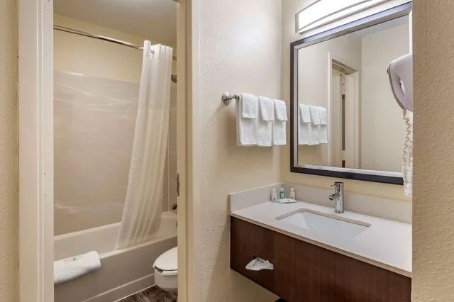 غرفة قياسية بسرير كينج للمدخنين، Quality Inn Duluth 7/7