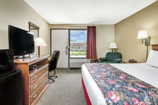 Room, Queen Bed, Days Inn by Wyndham Hoover Birmingham 5/10