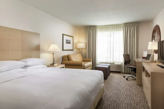 غرفة بسرير كينج بحوض استحمام، DoubleTree by Hilton Hotel Portland - Tigard 1/1