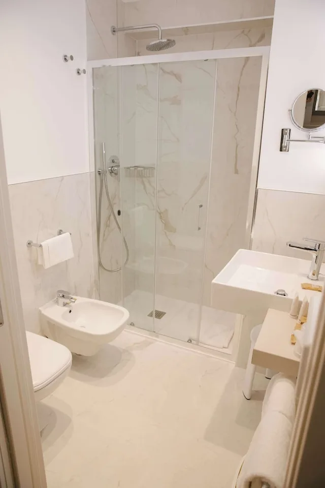 غرفة ديلوكس بسرير كوين وسرير فردي بإطلالة على البحر بشرفة، Best Western Regina Elena 3/4