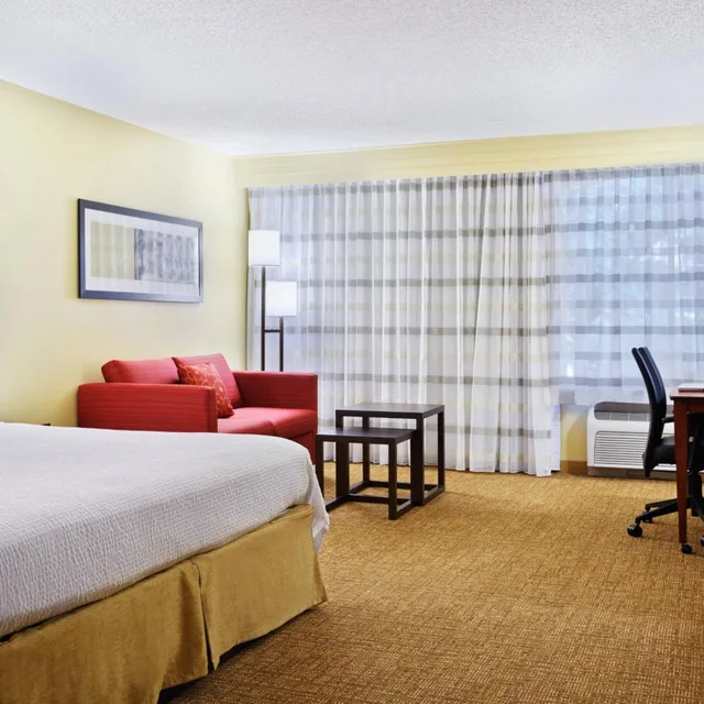 غرفة ركنية بسرير كينج مع أريكة، Courtyard Houston Brookhollow 1/4