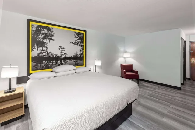 غرفة مفردة بسرير كينج، Super 8 by Wyndham Alexandria LA 1/3