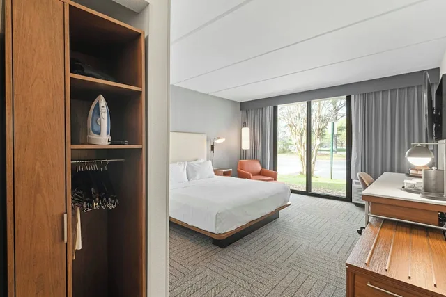 Room, King Bed, Sofa, Accessible, Courtyard By Marriott Columbus 4/10