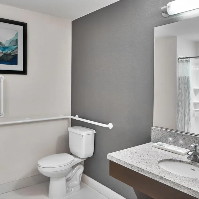 Room, 2 Queen Beds, Bathtub, Accessible, Courtyard Marriott City Center 2/4