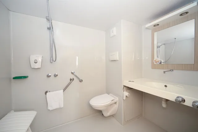 Standard, 1 Double and 1 Single Bed, Premiere Classe Toulouse Ouest - Blagnac Aeroport 6/8