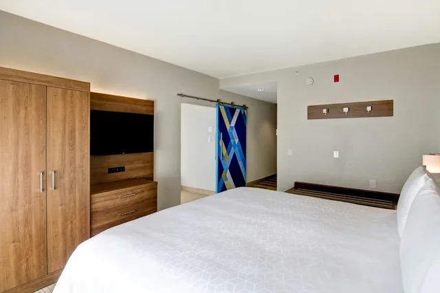 Spa, Executive, Suite, King Bed، Holiday Inn Express Hotel & Suites Toronto Markham 2/8