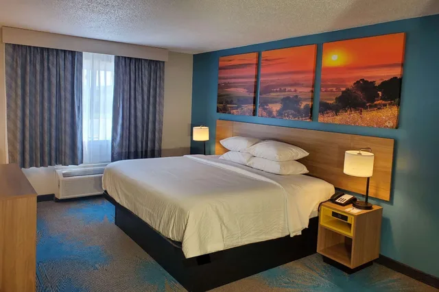 غرفة بسرير كينج يُسمح فيها بالحيوانات الأليفة لذوي الإعاقة، Days Inn By Wyndham Sandusky / Cedar Point 3/5